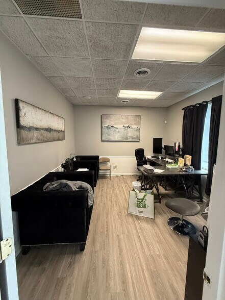 More Photos Of 114 S Maple St, Winchester Office For Lease