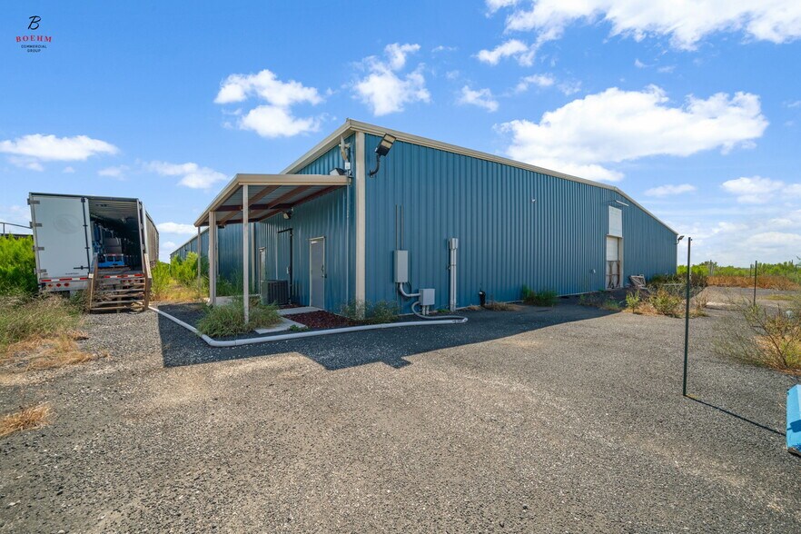 More Photos Of 833 County Road 583, La Coste Research And Development For Sale