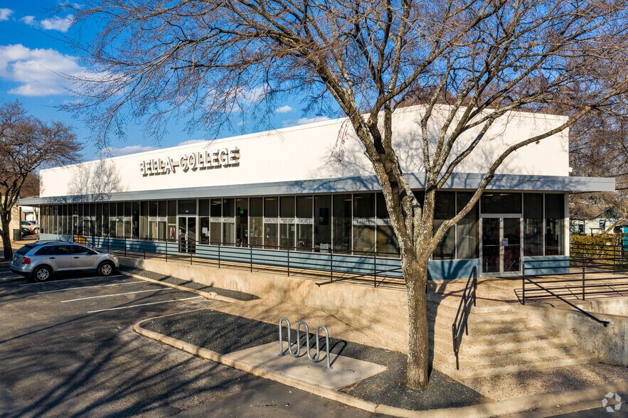 More Photos Of 4631 Airport Blvd, Austin Unknown For Lease