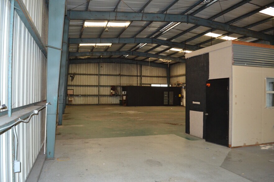 More Photos Of 2121-2123 Edgewood Dr, Lakeland Warehouse For Lease