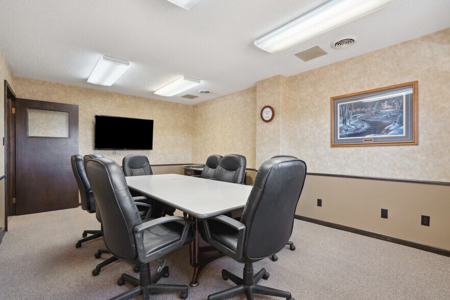 More Photos Of 120 W Mission St, Strawberry Point Office For Sale