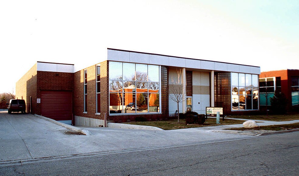 Primary Photo Of 1528 St Paul Ave, Gurnee Warehouse For Lease