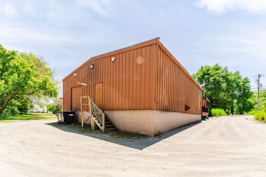 More Photos Of 526 W 11th Ave, Oshkosh Office For Sale