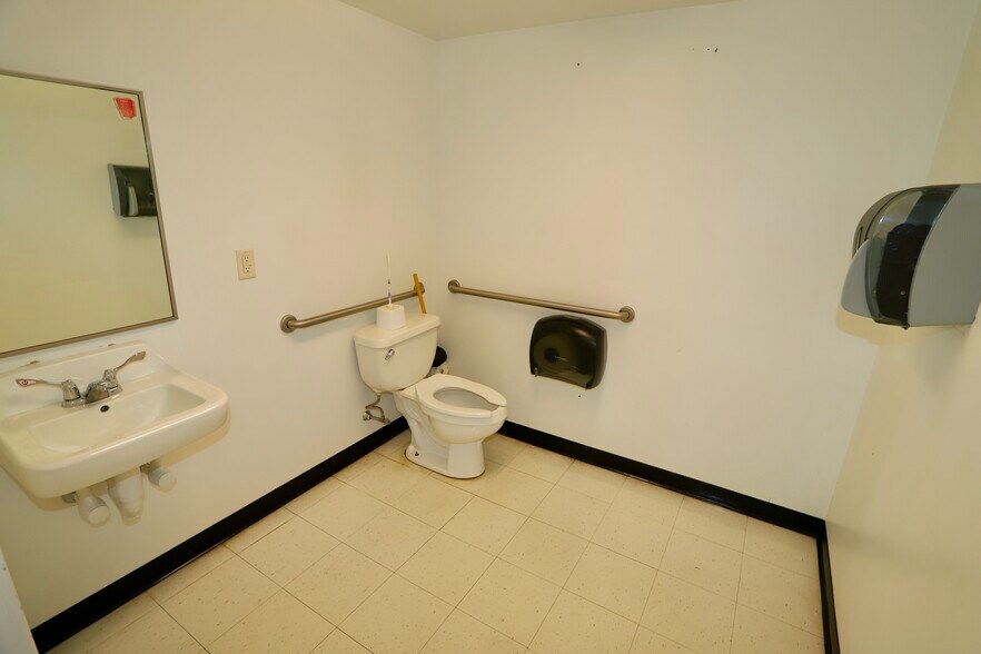 More Photos Of 108 Community Dr, Newport Freestanding For Sale