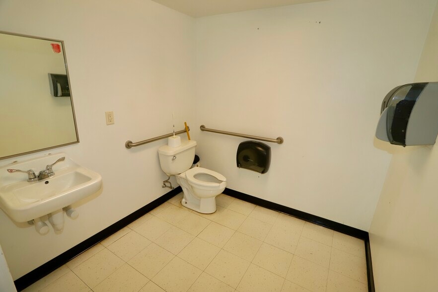 More Photos Of 108 Community Dr, Newport Freestanding For Lease