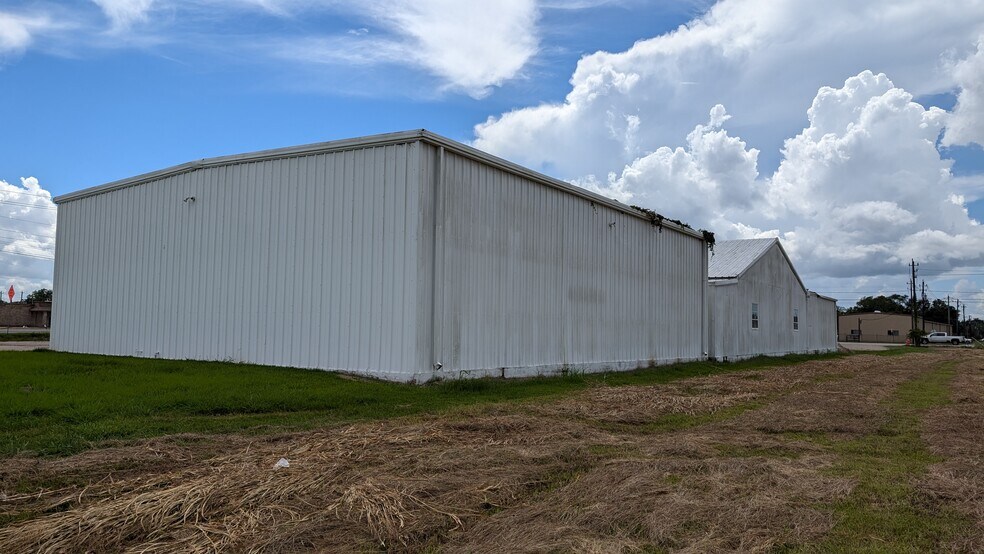 More Photos Of 1119 E Milam St, Wharton Freestanding For Sale