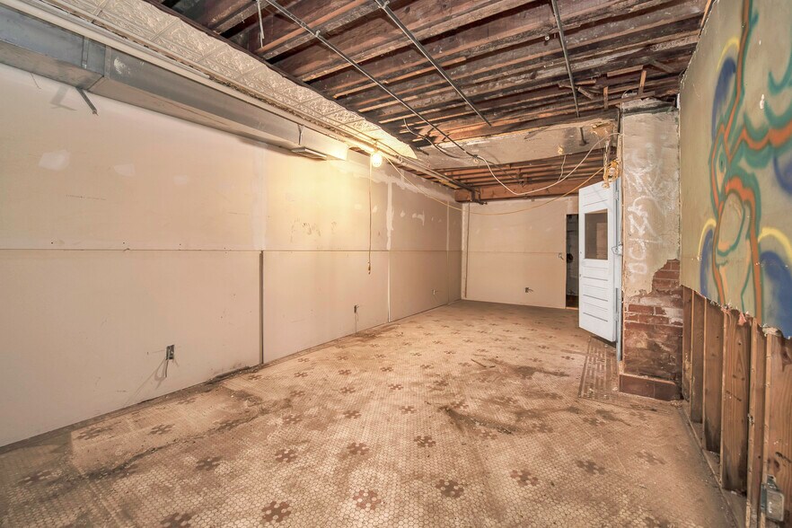 More Photos Of 6 N Saginaw St, Pontiac Storefront Retail Residential For Sale