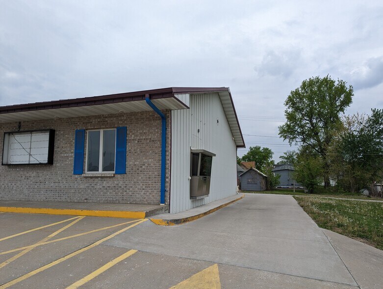 More Photos Of 452 W Arrow St, Marshall Restaurant For Lease