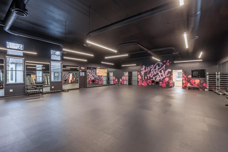 More Photos Of 5576 Peachtree Rd, Atlanta General Retail For Lease