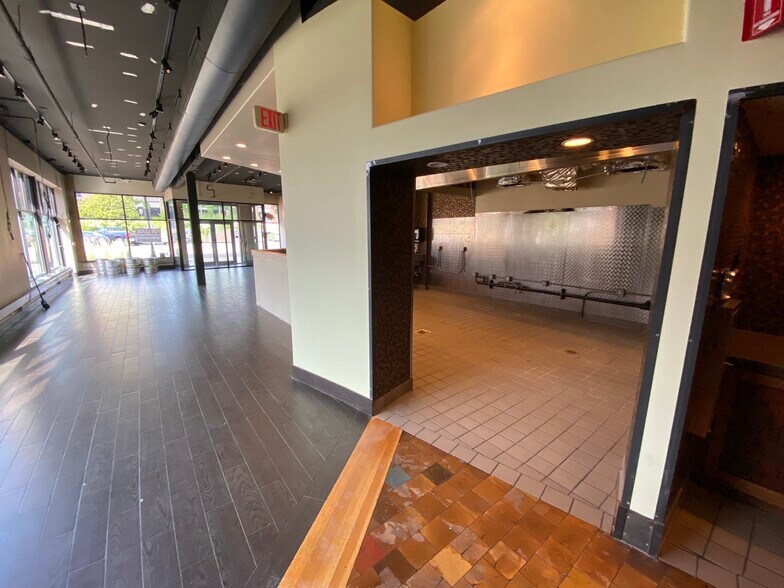 More Photos Of 545-547 N Milwaukee Ave, Libertyville General Retail For Lease