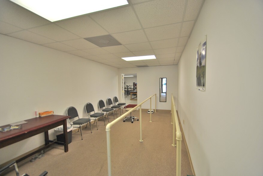 More Photos Of 1700 West Ave, Crossville Office For Lease
