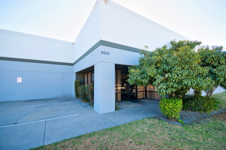 More Photos Of 6840-6846 Suva St, Bell Gardens Unknown For Lease