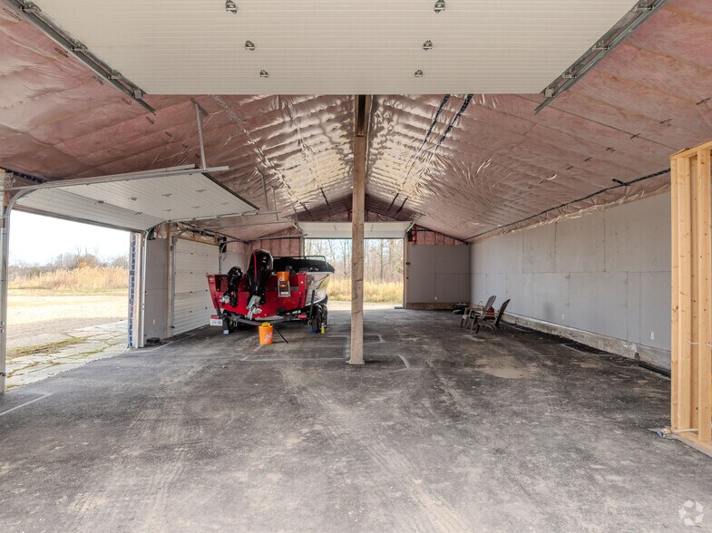 More Photos Of 140 Elizabeth St, Lambton Shores Distribution For Lease