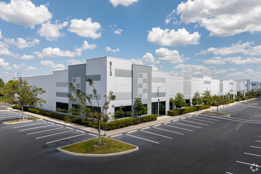 Primary Photo Of 911 E Industrial Cir, Cape Coral Warehouse For Lease