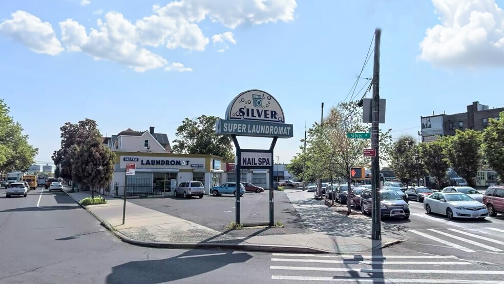 More Photos Of 2601 E Tremont Ave, Bronx Freestanding For Lease