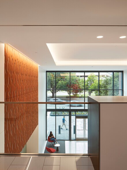 More Photos Of 811 Barton Springs Rd, Austin Office For Lease