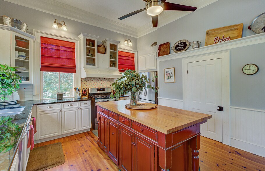 More Photos Of 112 S Magnolia St, Summerville Office Residential For Lease