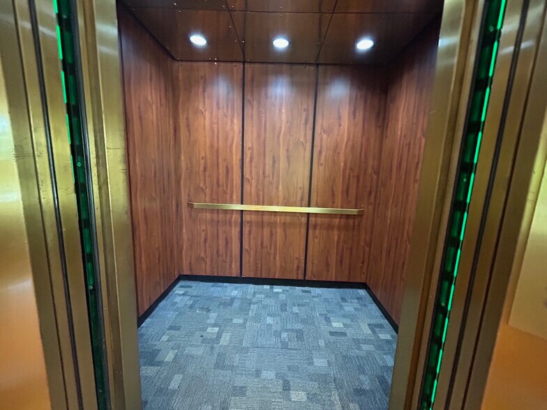 More Photos Of 8831-8833 Gross Point Rd, Skokie Office For Lease