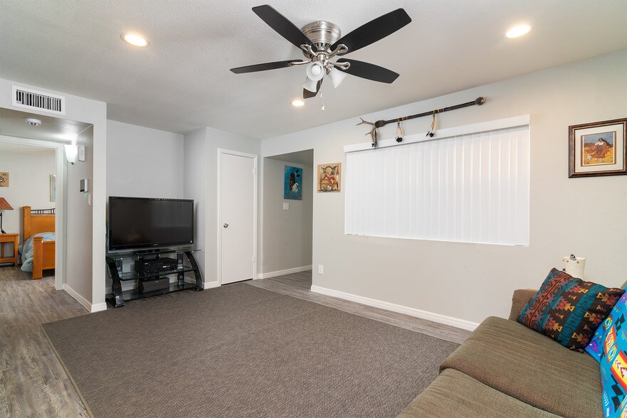 More Photos Of 515 W Pebble Beach Dr, Tempe Specialty For Sale