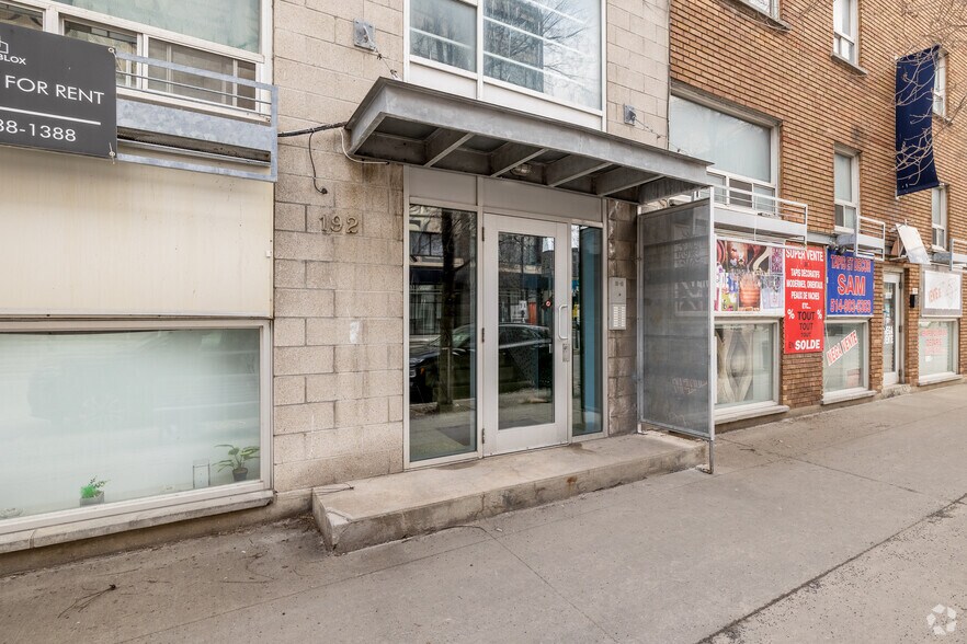More Photos Of 190 Rue Chabanel O, Montréal Storefront Retail Residential For Lease