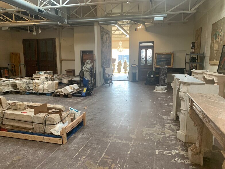 More Photos Of 1308 Dragon St, Dallas Showroom For Lease