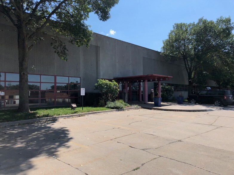 More Photos Of 1202 Thomas Beck Rd, Des Moines Flex For Lease
