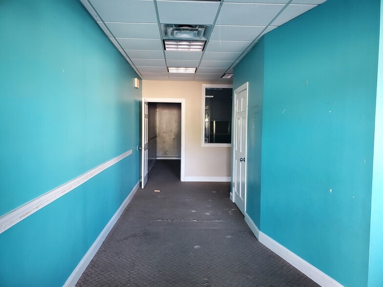 More Photos Of 2425 Hyde Park Blvd, Niagara Falls Freestanding For Lease