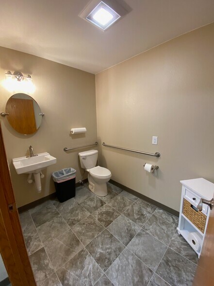 More Photos Of 300 Rock Island Rd, Oelwein Office For Lease