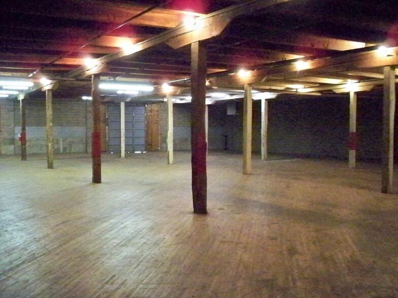 More Photos Of 242 Franklin St, Martinsville Warehouse For Lease