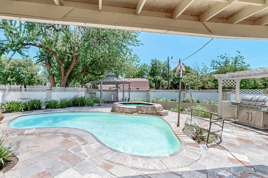 More Photos Of 691 Rose Garden Dr, McKinney Assisted Living For Sale