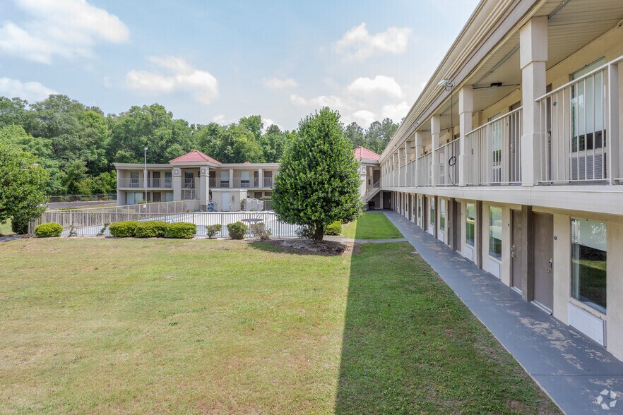 More Photos Of 3030 N Roberts Ave, Lumberton Hotel For Sale