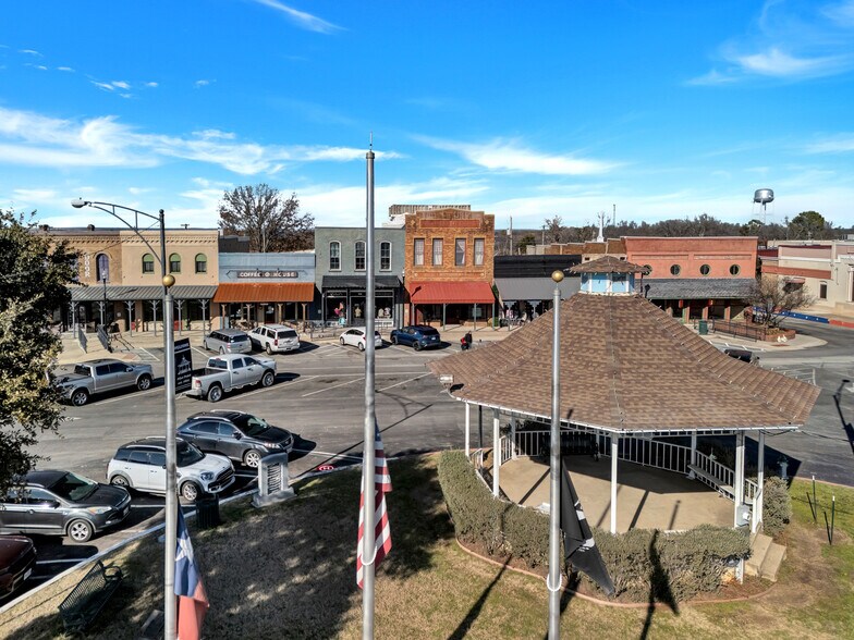More Photos Of 106 W Main St, Pilot Point Storefront For Sale
