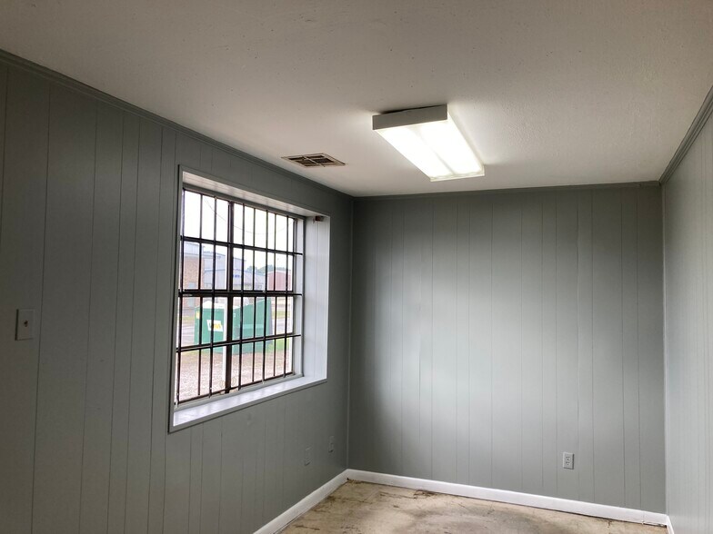 More Photos Of 102 Saul Dr, Scott Warehouse For Lease