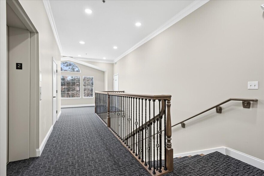 More Photos Of 27W130 Roosevelt Rd, Winfield Office For Lease