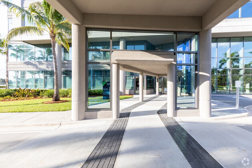 More Photos Of 800 Waterford Way, Miami Office For Lease