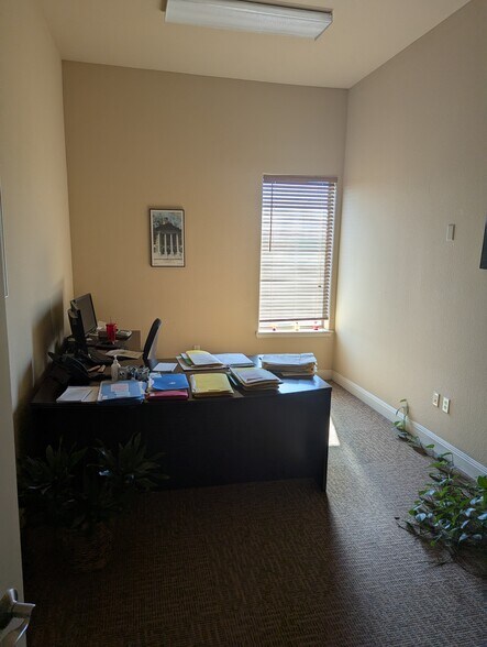 More Photos Of 1911 Corporate Dr, San Marcos Office For Lease