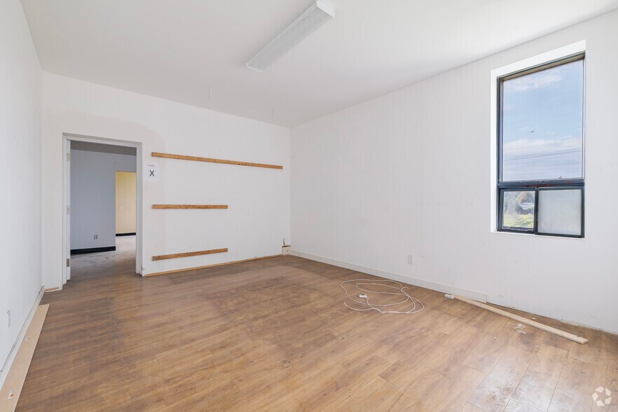 More Photos Of 4800 Boul Kimber, Longueuil Warehouse For Lease