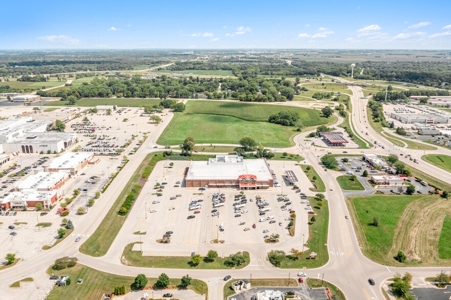 More Photos Of 2206 Barnes Blvd, Rockford Supermarket For Sale