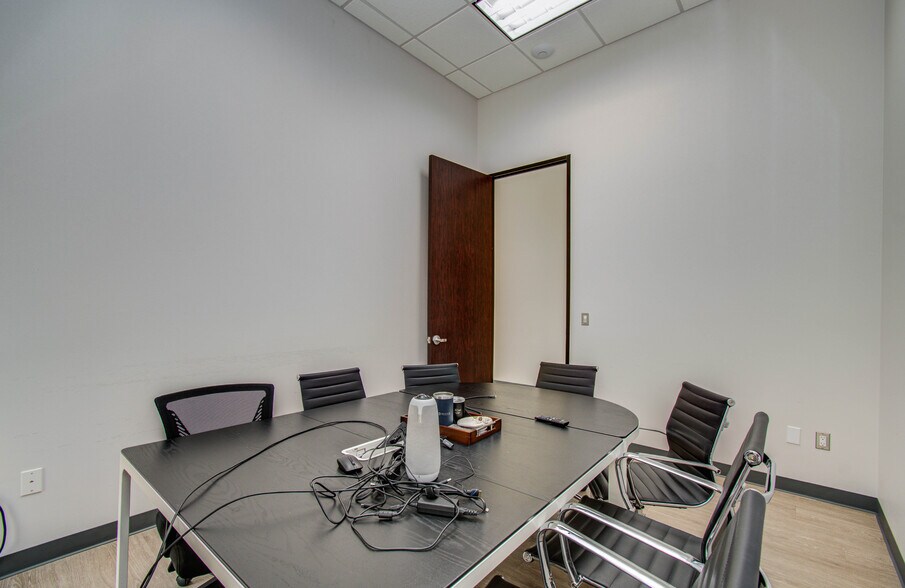More Photos Of 9330 Kirby Dr, Houston Research And Development For Lease