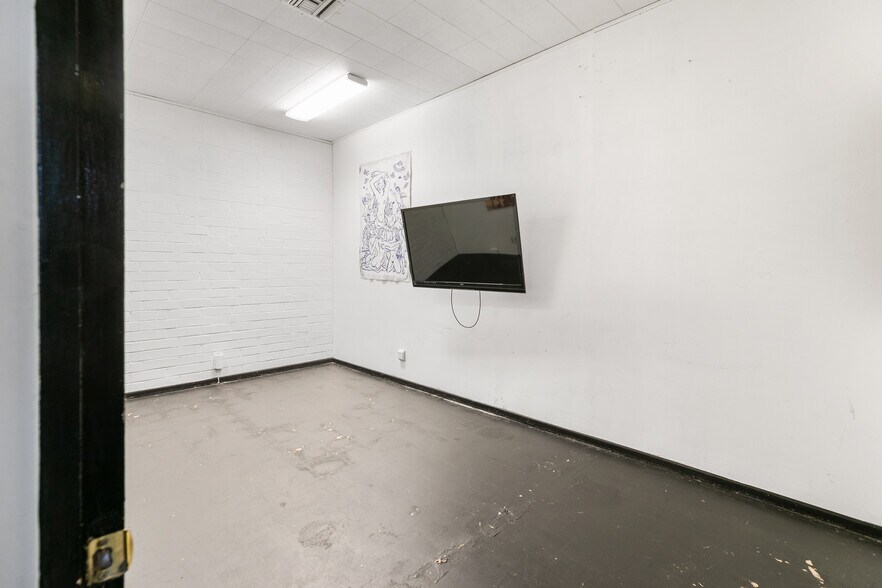 More Photos Of 6900 Melrose Ave, Los Angeles General Retail For Lease