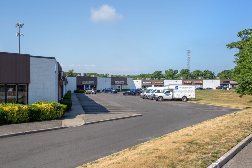 More Photos Of 4100-4134 Sunrise Hwy, Oakdale Warehouse For Lease
