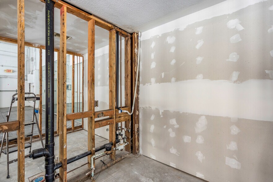 More Photos Of 34 Patria Rd, South Windsor Flex For Lease