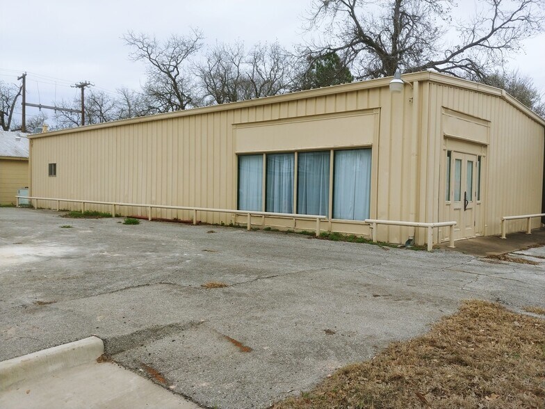 More Photos Of 205 NE Loop 230, Smithville Warehouse For Lease