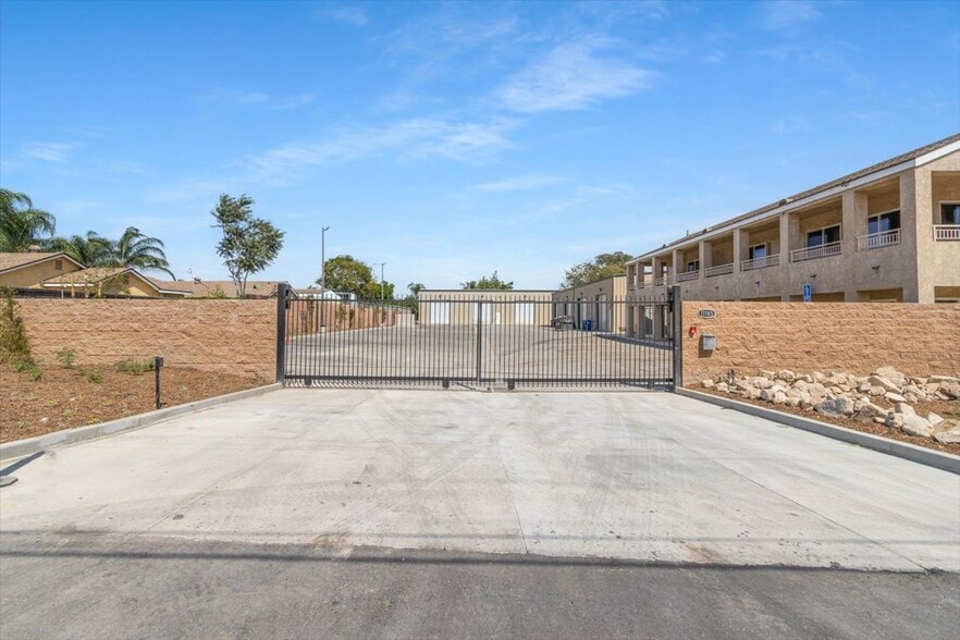 More Photos Of 11185 Roswell Ave, Pomona Warehouse For Lease