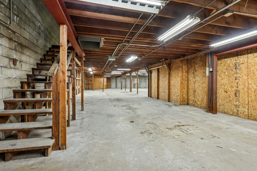 More Photos Of 1010 N Ashland Ave, Green Bay Flex For Sale