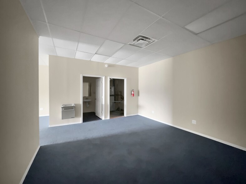 More Photos Of 101-117 32 Pky, Williamsburg Storefront For Lease