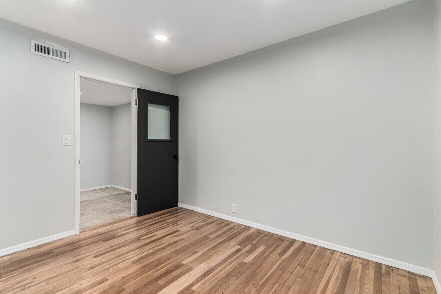 More Photos Of 727 N Swan Rd, Tucson Office For Sale