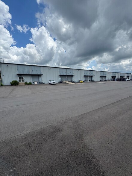 More Photos Of 3706-3710 Vulcan Dr, Nashville Distribution For Lease