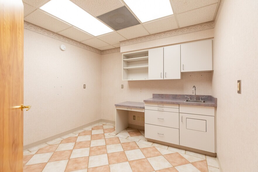 More Photos Of 640 S Walker St, Bloomington Medical For Sale