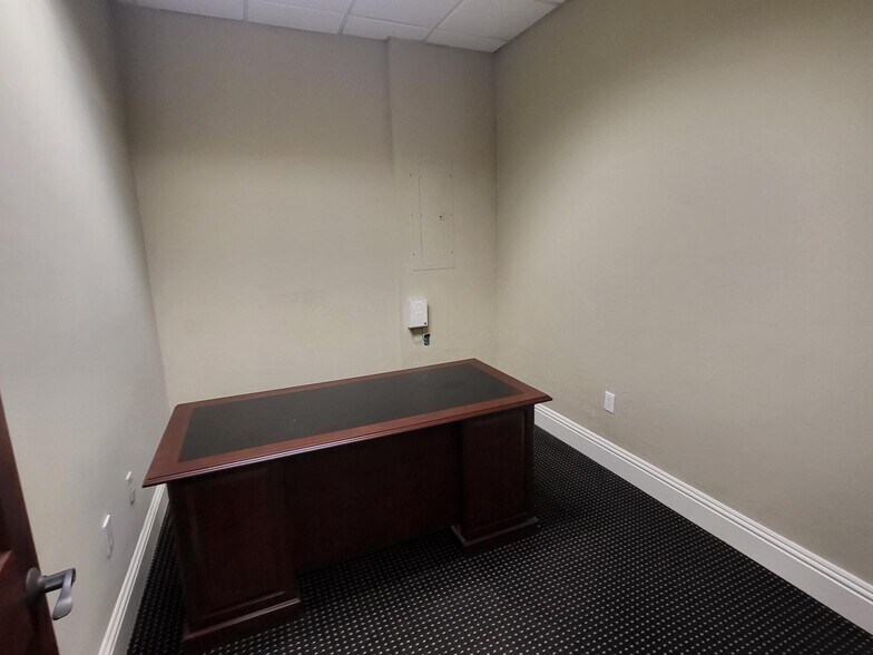 More Photos Of 1575 Pine Ridge Rd, Naples General Retail For Lease